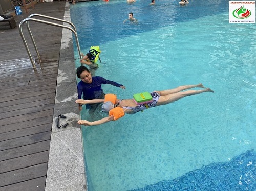 Hình ảnh học bơi 1 kèm 1 ở Sài Gòn
